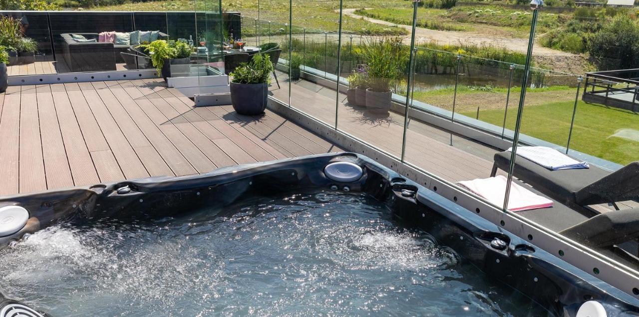 Retallack Resort & Spa Padstow Luaran gambar A hot tub