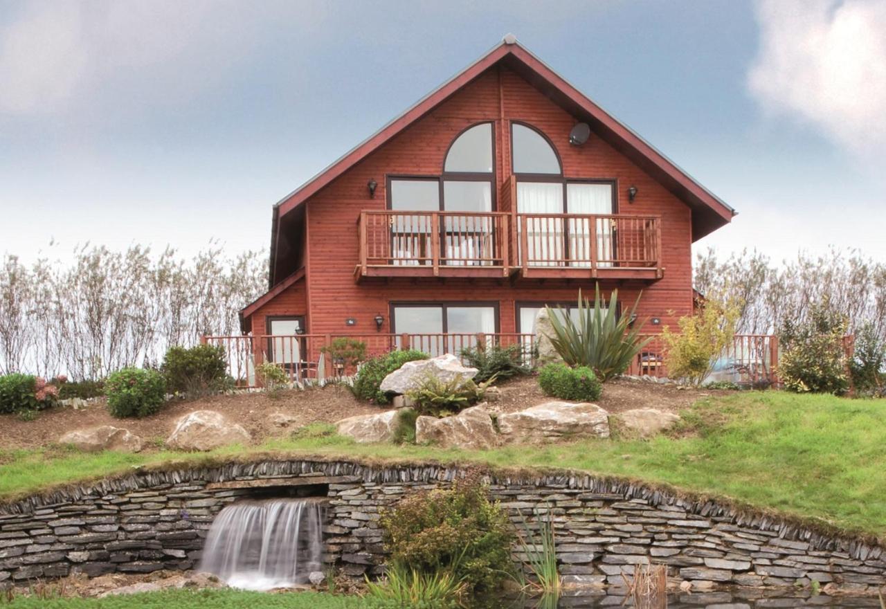 Retallack Resort & Spa Padstow Luaran gambar A log cabin in the UK