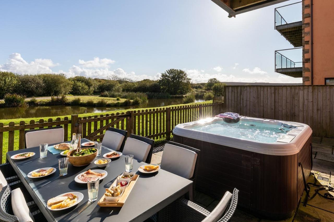 Retallack Resort & Spa Padstow Luaran gambar A hot tub at a UK holiday park