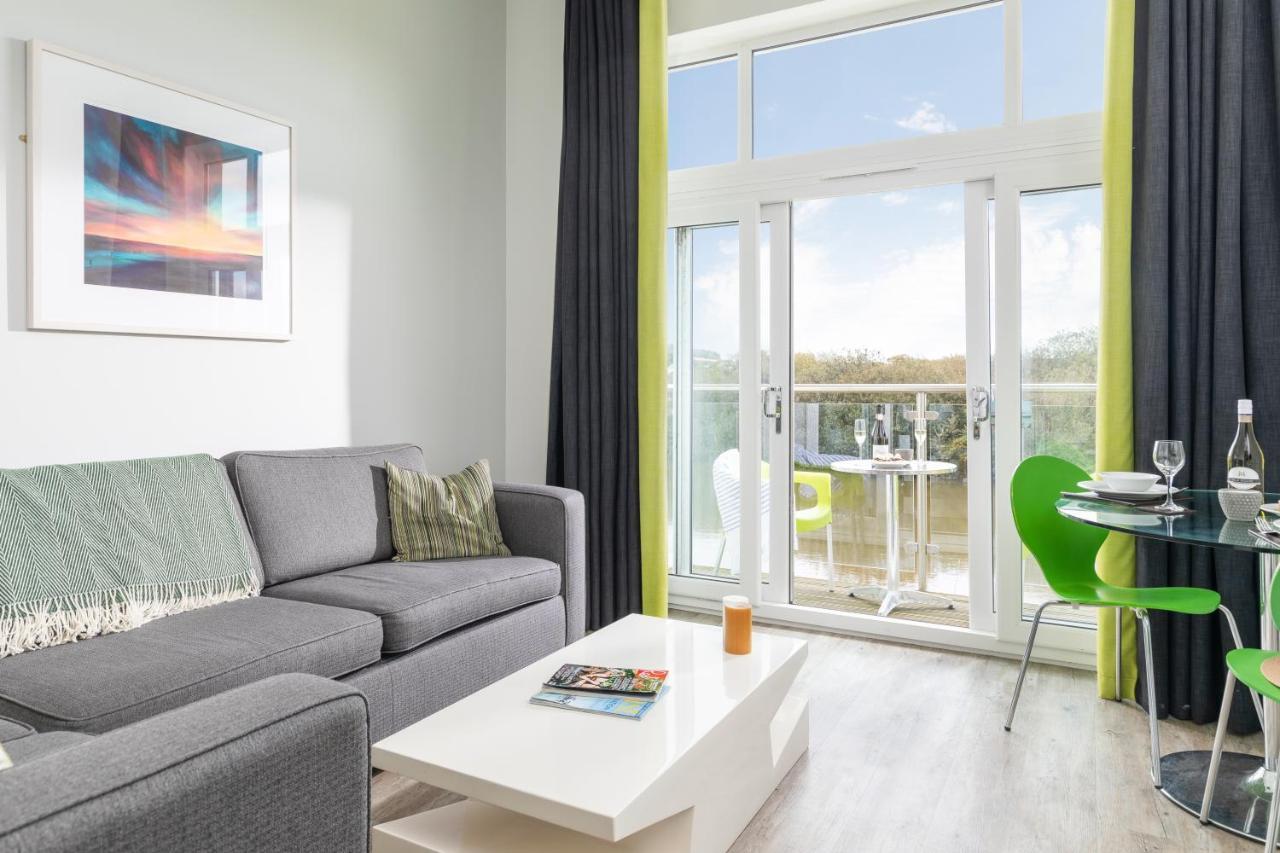 Retallack Resort & Spa Padstow Luaran gambar The interior of a serviced apartment in the UK