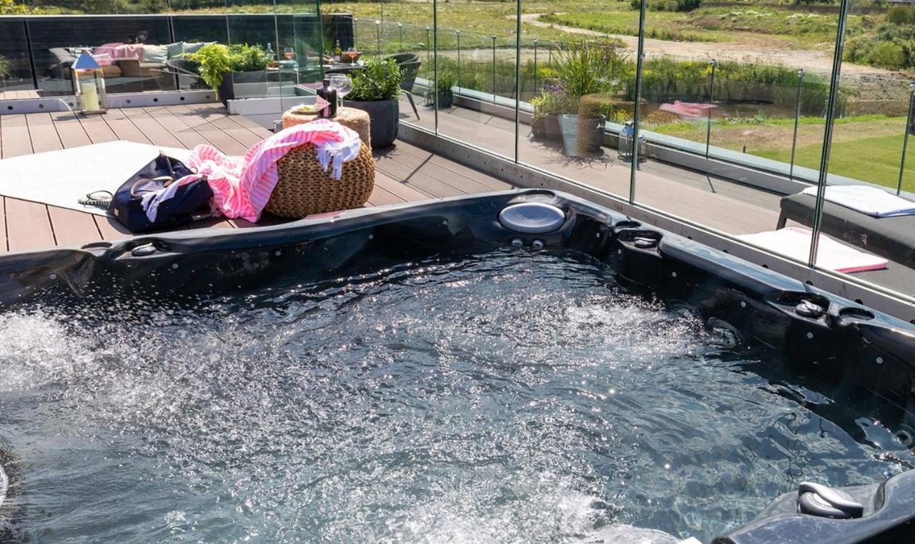 Retallack Resort & Spa Padstow Luaran gambar A hot tub
