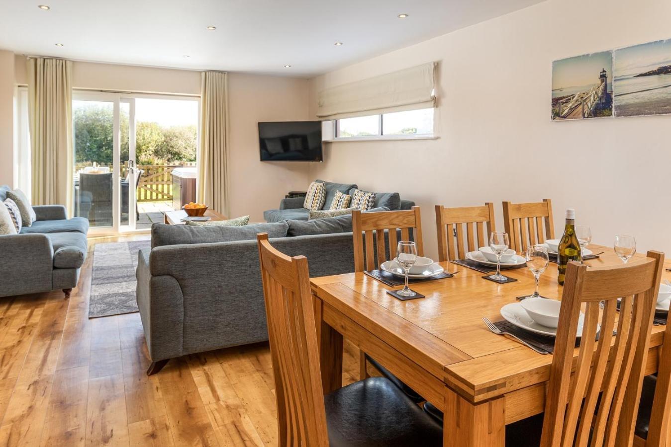 Retallack Resort & Spa Padstow Bilik gambar The interior of a typical apartment
